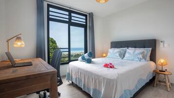 2 habitaciones, escritorio y tabla de planchar con plancha