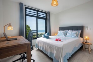 2 slaapkamers, een bureau, een strijkplank/strijkijzer, reisbedje