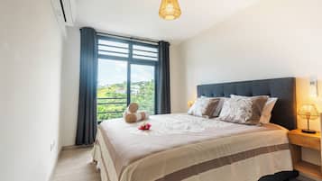 2 soverom, skrivebord, strykejern/-brett og reiseseng for barn