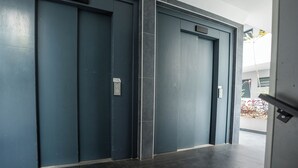 Porte dell'ascensore chiuse in un edificio moderno.