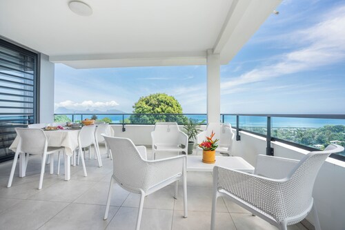 Large luxury apartment with sea view and swimming pool 2 minutes from the airport