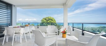 Large luxury apartment with sea view and swimming pool 2 minutes from the airport