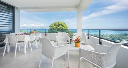 Large luxury apartment with sea view and swimming pool 2 minutes from the airport