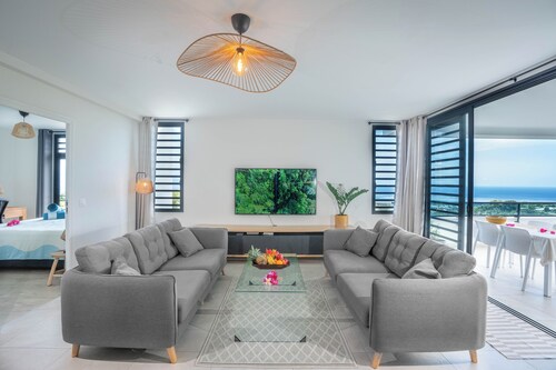 Large luxury apartment with sea view and swimming pool 2 minutes from the airport
