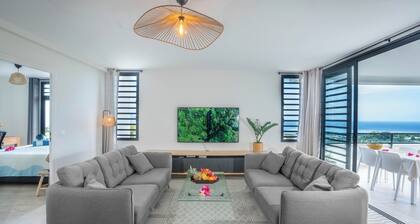 Large luxury apartment with sea view and swimming pool 2 minutes from the airport