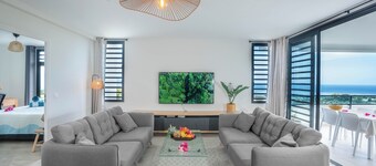 Large luxury apartment with sea view and swimming pool 2 minutes from the airport