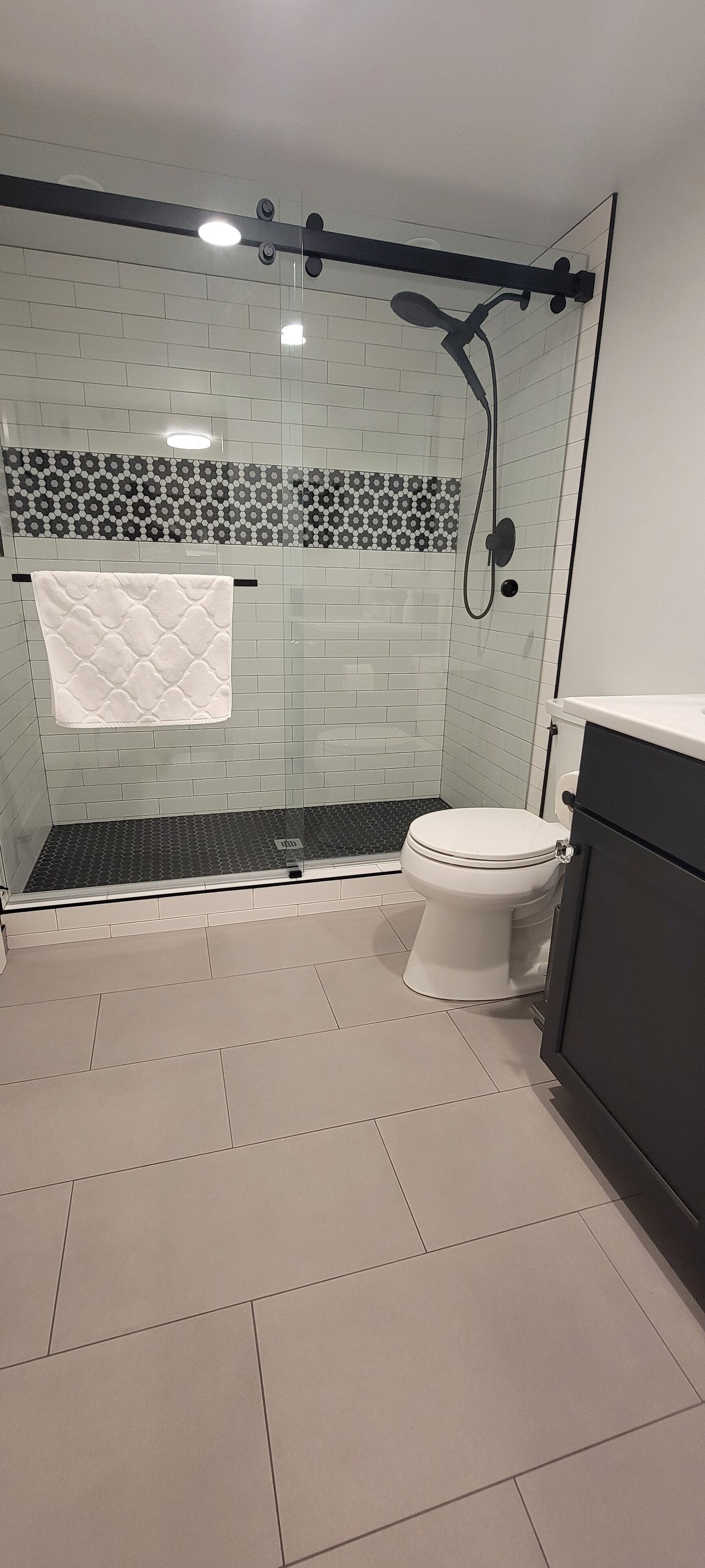 Dusj, hårføner, håndklær og såpe