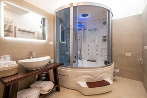 Haartrockner, Bidet, Handtücher, Seife