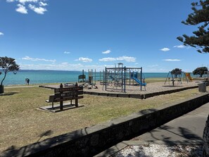 Children’s area - Charming seaside cottage in Napier's best beach location (Napier)