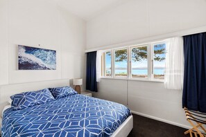 Iron/ironing board, free WiFi, bed sheets - Charming seaside cottage in Napier's best beach location (Napier)