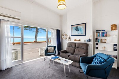 Charming seaside cottage in Napier's best beach location