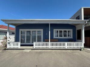 Exterior - Charming seaside cottage in Napier's best beach location (Napier)