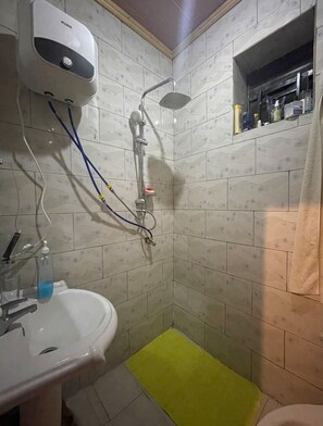 Douche, bidet, serviettes fournies, savon