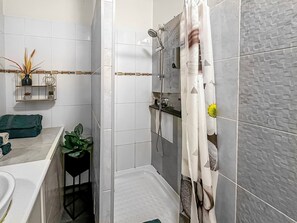 Dutxa, assecador de cabells, tovalloles i sabó 