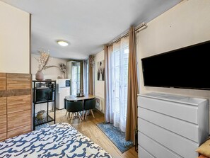 Planxa i posts de planxar, wifi i roba de llit 