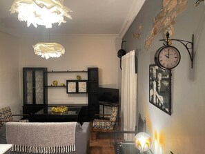 Televisión y chimenea 