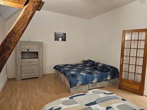1 habitación, tabla de planchar con plancha y cuna de viaje 