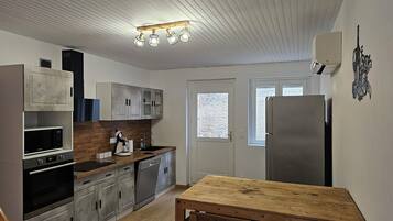 Refrigerador, microondas, horno, placa de cocina