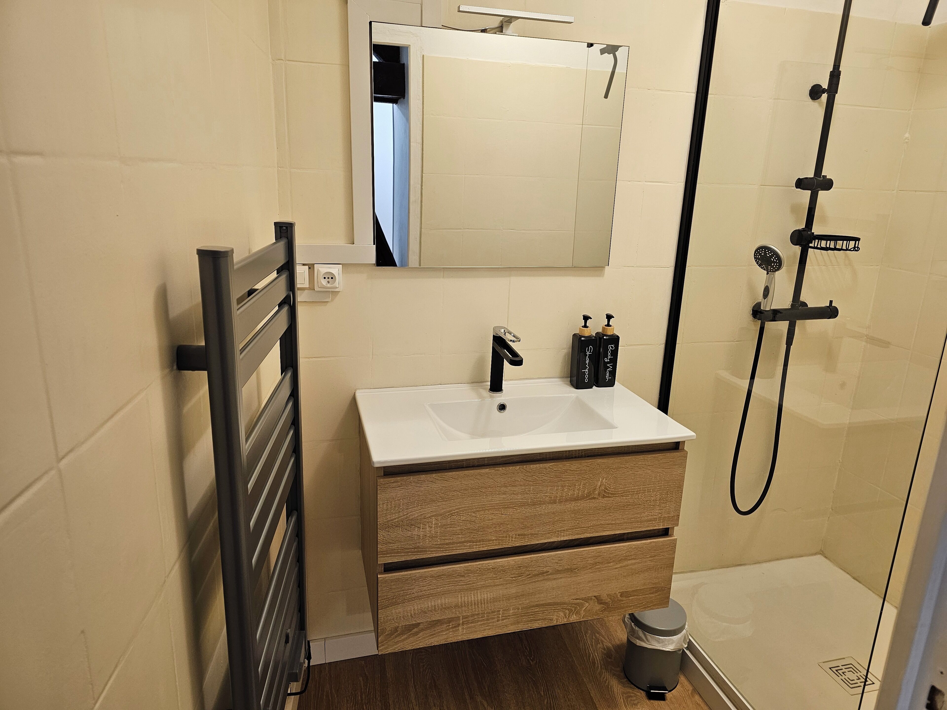 Sèche-cheveux, serviettes fournies, savon, shampoing