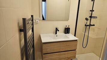 SĂšche-cheveux, serviettes fournies, savon, shampoing