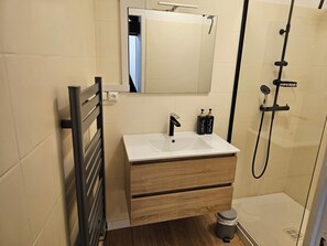 Hair dryer, towels, soap, shampoo - Gite entre vignes et loire (Sancerre)