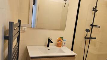 Een haardroger, handdoeken, zeep, shampoo