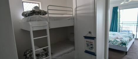 2 عدّة غرف نوم ومكواة/لوح كي