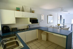 Microwave, stovetop - villa 51 Tangalooma Moreton island (moreton island)