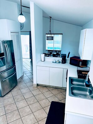 Private kitchen - Lake View 3BR Villa w/ Private Pool – 15 Min to Disney (Kissimmee)