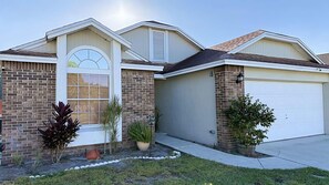 Exterior - Lake View 3BR Villa w/ Private Pool – 15 Min to Disney (Kissimmee)
