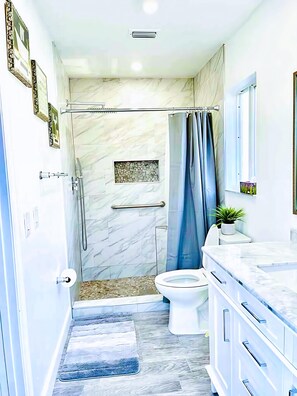 Jetted bath, hair dryer, towels, soap - Lake View 3BR Villa w/ Private Pool – 15 Min to Disney (Kissimmee)
