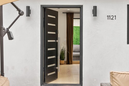 Bright & Cozy Apartment With Private Patio