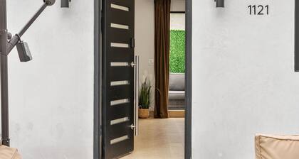 Bright & Cozy Apartment With Private Patio