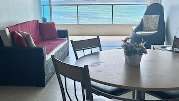 Fernseher, TischfuĂball, Tischtennisplatte