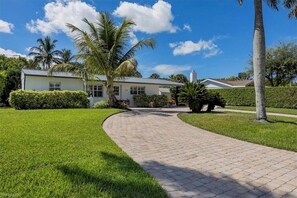 Property grounds - Pool House in the Heart of Naples! (Naples)
