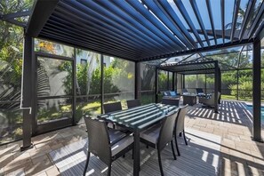 Outdoor dining - Pool House in the Heart of Naples! (Naples)