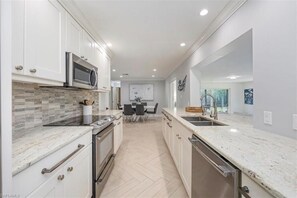 Private kitchen - Pool House in the Heart of Naples! (Naples)