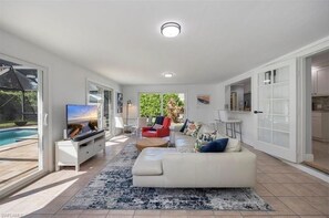 Smart TV - Pool House in the Heart of Naples! (Naples)