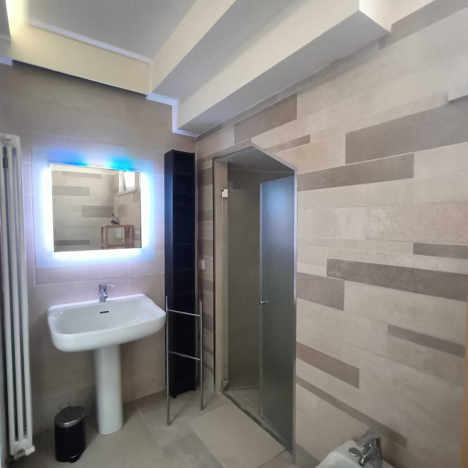 Haartrockner, Handtücher, Seife, Toilettenpapier