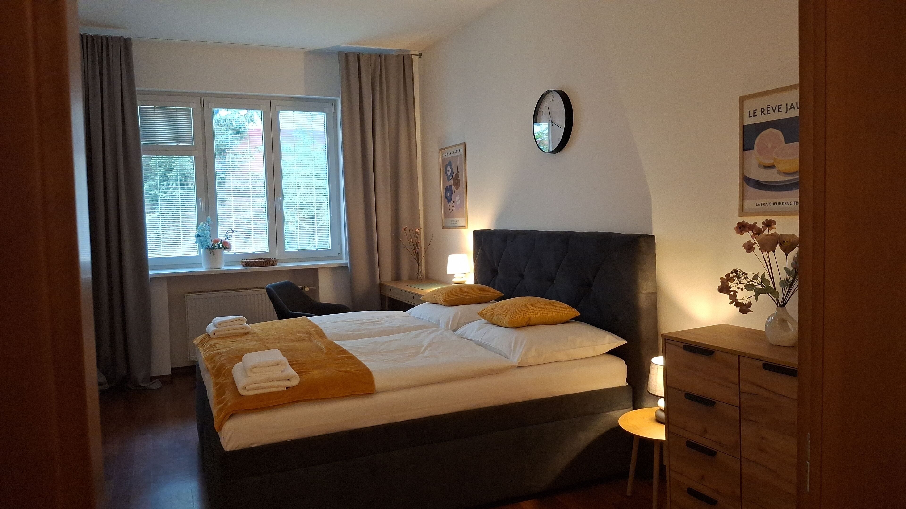 5 habitaciones, tabla de planchar con plancha, wifi y ropa de cama 