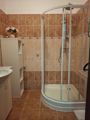 Jetted bath, hair dryer, towels, soap - „Stylish Apartment  • 2 min Metro Anděl  -4 guests (Prague)