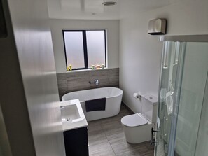 Een douche, een haardroger, handdoeken, zeep