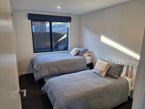 4 عدّة غرف نوم وواي فاي وملاءات أسرّة