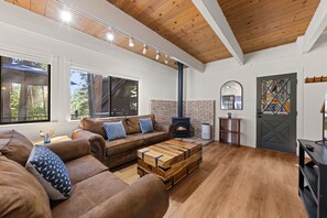 TV, fireplace - Incline Village Retreat Year-Round Mountain Escape with AC (Incline Village)