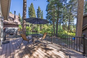 Outdoor dining - Incline Village Retreat Year-Round Mountain Escape with AC (Incline Village)