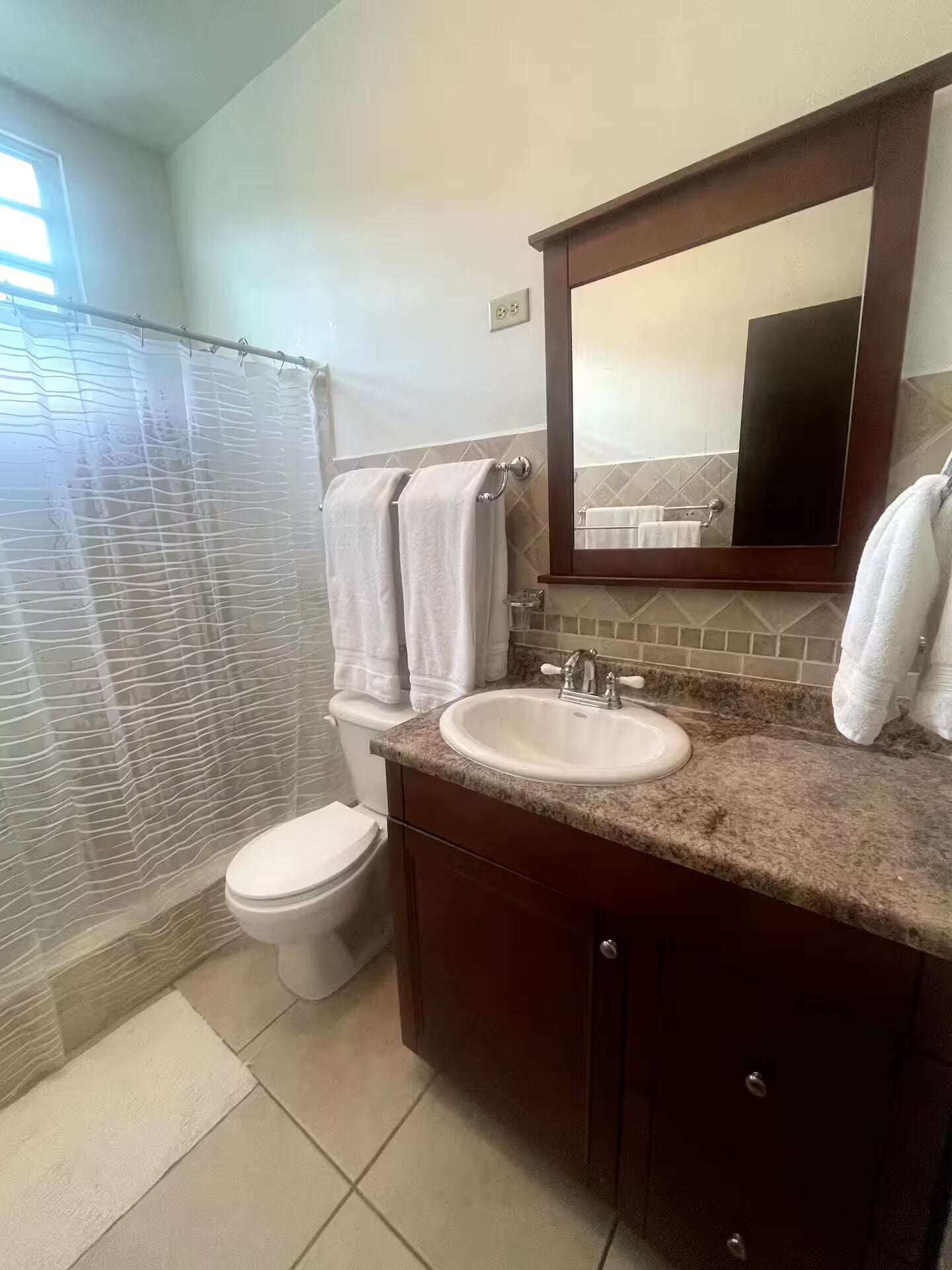 Douche, sèche-cheveux, serviettes fournies, savon