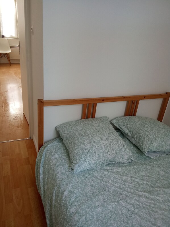 Een strijkplank/strijkijzer, internet, beddengoed