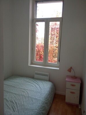 Een strijkplank/strijkijzer, internet, beddengoed