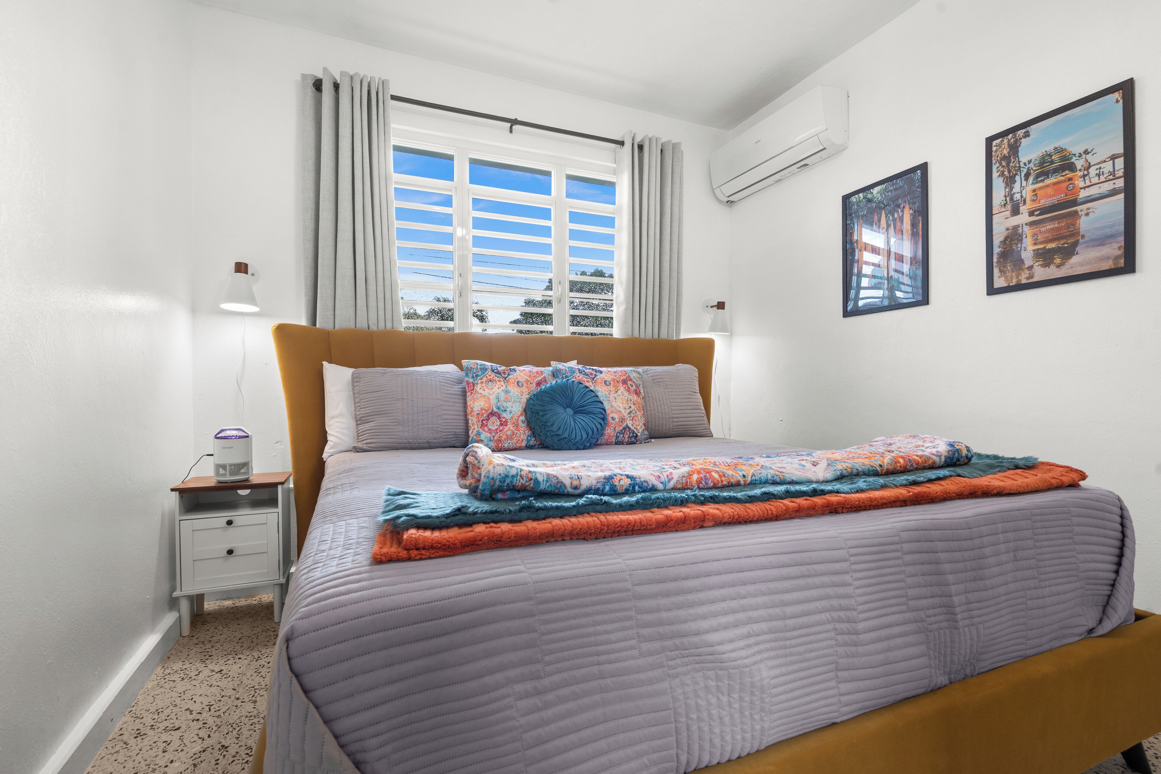 5 habitaciones, tabla de planchar con plancha y cuna de viaje 