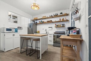 Fridge, microwave, oven, stovetop - Unique 2-Home Family Getaway Near Beaches Airport Restaurants.  Ideal for Groups (Arenales)